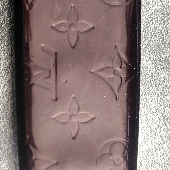 LOUIS VUITTON 2010 Monogram Burgundy Vernis 4 Key Holder - Picture 12 of 13